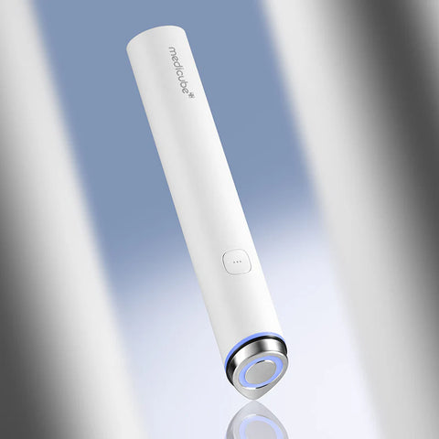 Dispozitiv 2-in-1 pentru ingrijirea tenului Age-R Booster mini ALB | Medicube
